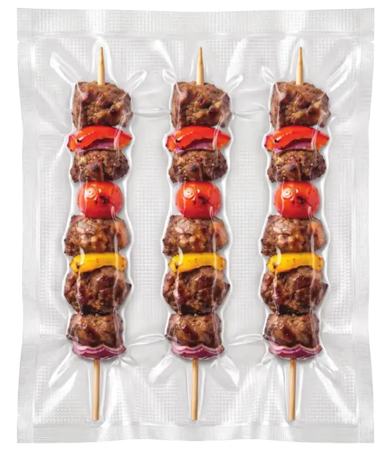 Gold Marinade: Espetinho de soja marinada com tomate-cereja, pimentão e cebola-roxa